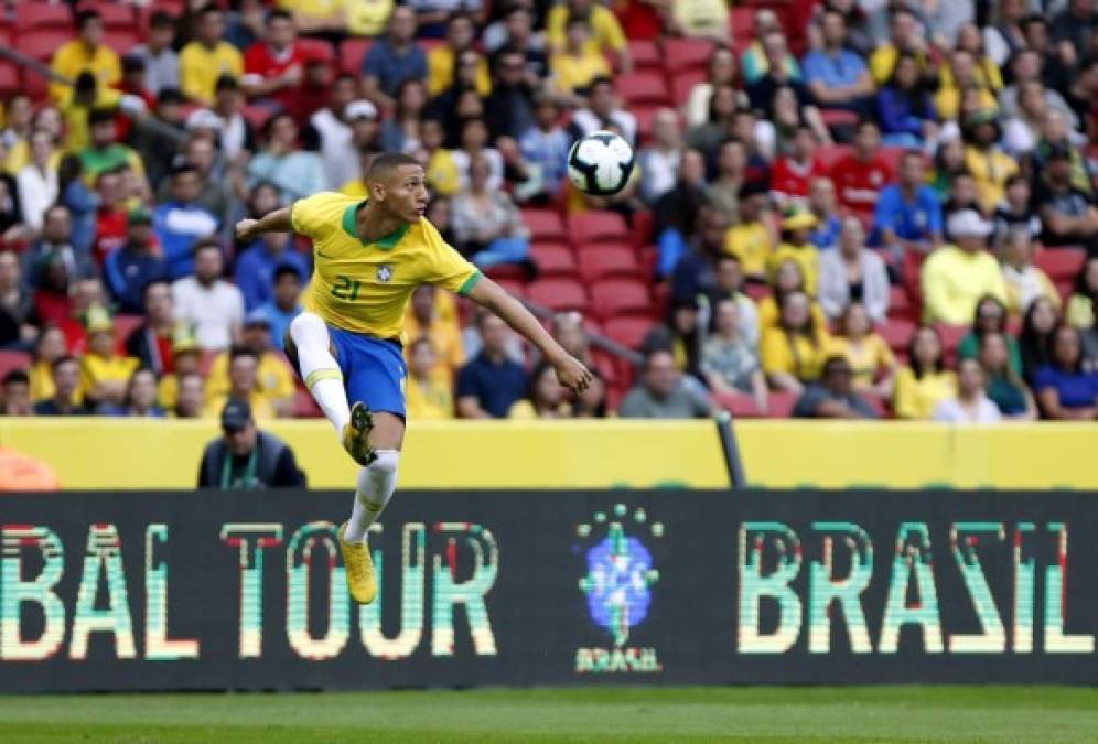 Richarlison se presta a bajar el balón con mucha calidad.