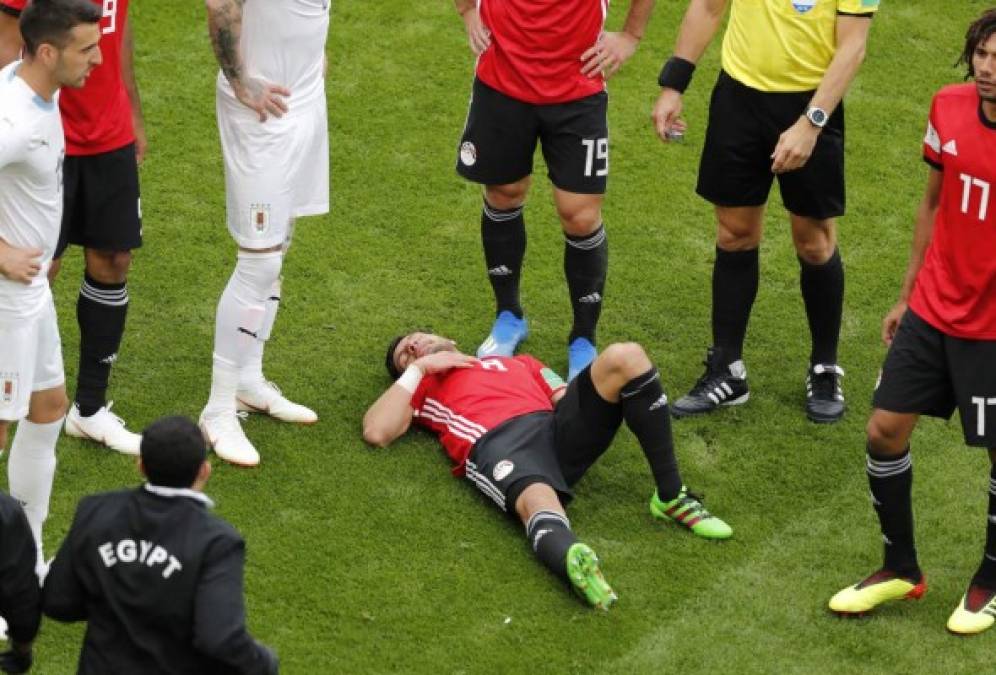 El egipcio Tarek Hamed se queda en el terreno de juego después de sufrir una lesión durante el partido contra Uruguay. Foto EFE