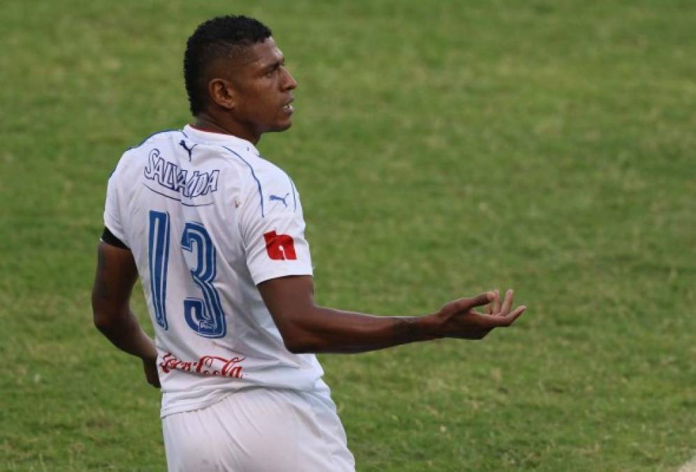 Carlo Costly: La continuidad del delantero con Olimpia todavía no está segura luego de que se le acabó su contrato con los albos. De momento estuvo en la gira del club por Estados Unidos pero no de descarta que pueda salir del club albo.