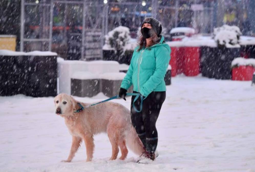"La Agencia Nacional Oceánica y Atmosférica (NOAA) pronostica que la tormenta, una de las más fuertes de este invierno, impacte con más fuerza en Nueva York con fuertes vientos y con la posibilidad de dejar alrededor de medio metro de nieve."