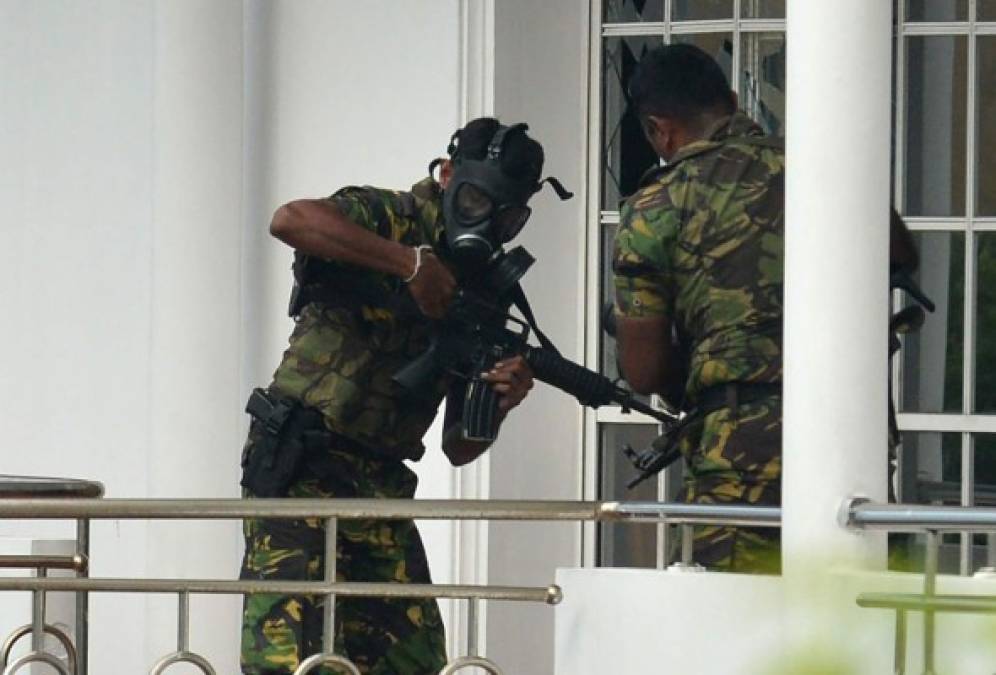 Por la mañana, en Colombo, se produjeron ataques en tres hoteles de lujo y en una iglesia que causaron al menos 64 muertos, según una fuente policial.<br/>