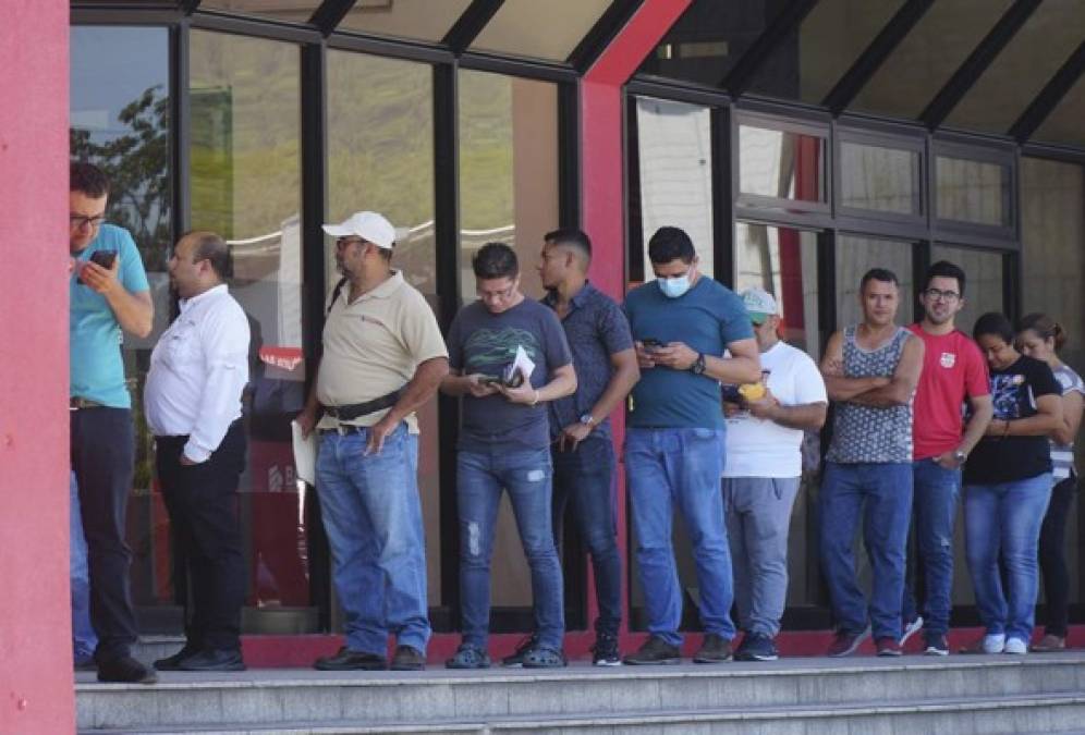 Los bancos en el país dieron a conocer que estarían abiertos al público, manteniendo las medidas de higiene necesarias. Sin embargo, solicitaron a la población que realizarán, en su mayoría, transacciones electrónicas o en los cajeros automáticos para evitar la propagación del coronavirus.