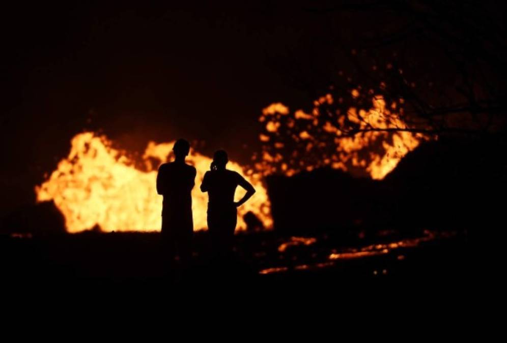 Los ríos de lava del volcán hawaiano aislaron cientos de casas y obligaron a la evacuación de decenas de residentes durante el fin de semana, mientras que el sábado el servicio geológico estadounidense advirtió de la formación de una nube de ceniza tras una explosión en el cráter.