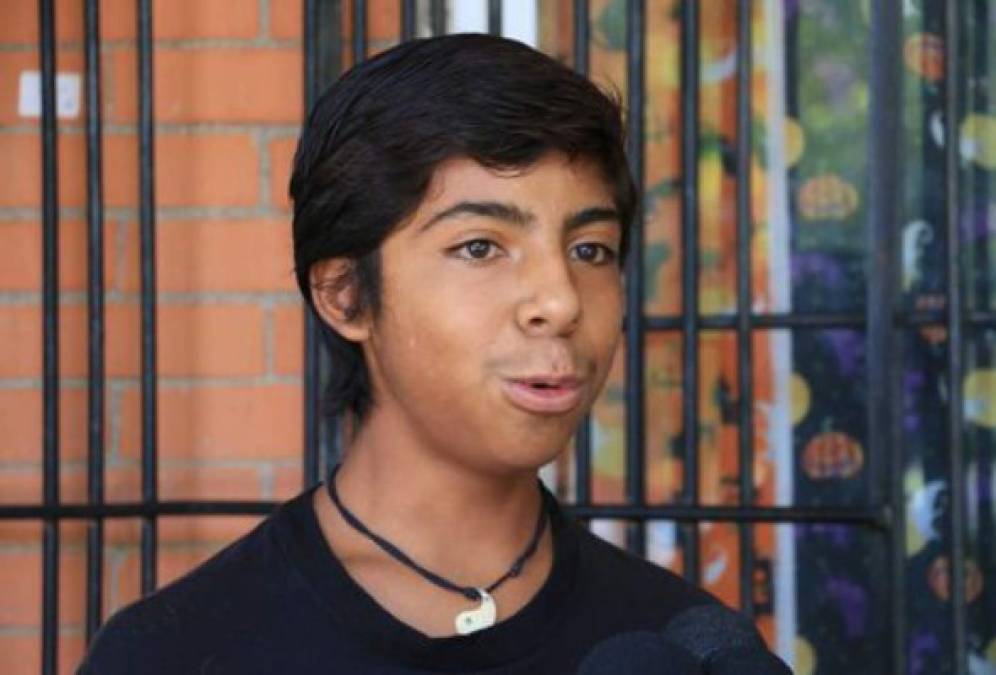 El joven mexicano Francisco Orihuela Ramírez, de 15 años, conocido como 'el niño de las empanadas', saltó a la fama tras ser exhibido en un video en redes sociales. Su peculiar forma de ofrecer su producto generó el asombro de muchos, e incluso directivos de empresas lo han buscado para ofrecerle una beca o trabajo. Tal es el caso de Arturo Elías Ayub, director de alianzas estratégicas del multimillonario Carlos Slim quien informó a través de un video colgado en su cuenta de Twitter que los padres de Francisco rechazaron el apoyo ofrecido.