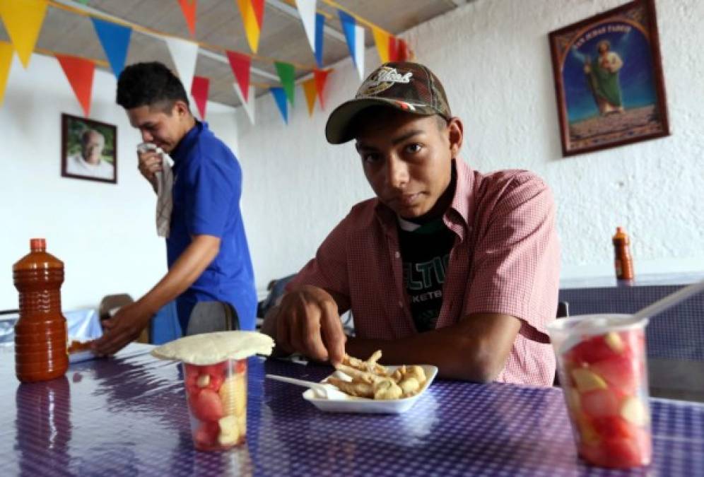 La secretaria de Seguridad Nacional invita a las personas que están buscando asilo a reclamarlo en 'el primer país seguro en el que ingresen, incluido México'