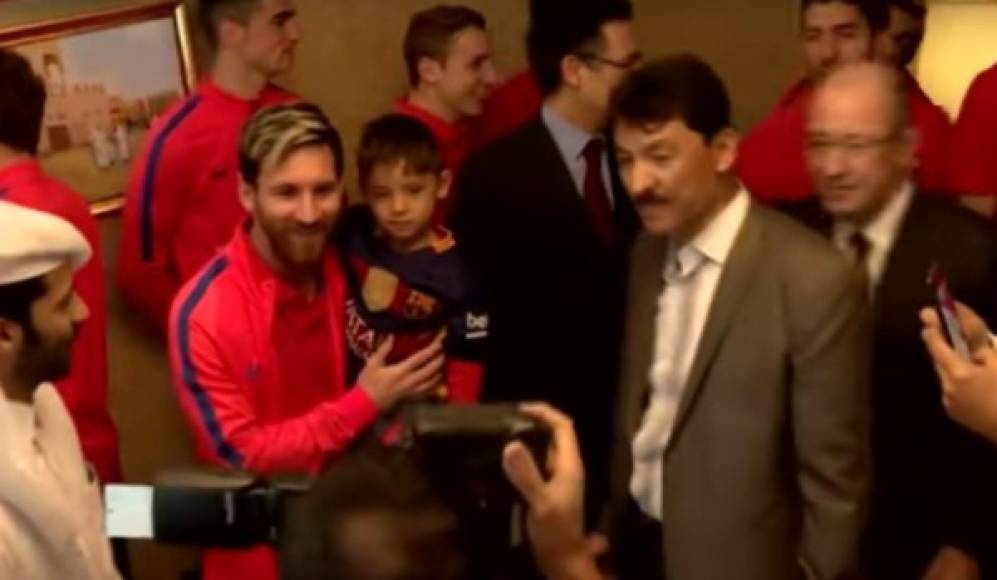 Durante el encuentro con su ídolo, el pequeño Murtaza no paraba de abrazar y de mirar a Messi, íncredulo de aquel instante; y mientras caminaba de la mano de Lionel hacia el campo de juego en su rostro se reflejaba la felicidad y los nervios de un niño de poder conocer a su estrella.