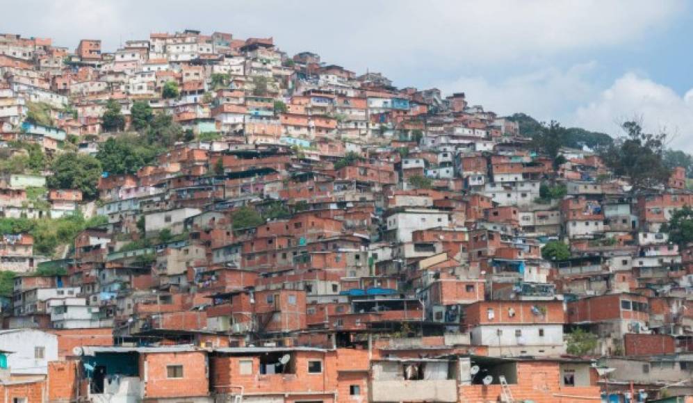 Petare junto al resto del Municipio Sucre cuentan con una población de 799,237 habitantes. Está enclavada dentro del área metropolitana de Caracas. Es considerado el barrio o favela más extensa de América Latina y el más pobre y peligroso del continente. <br/><br/>Foto: Google, etiquetada para reutilización.