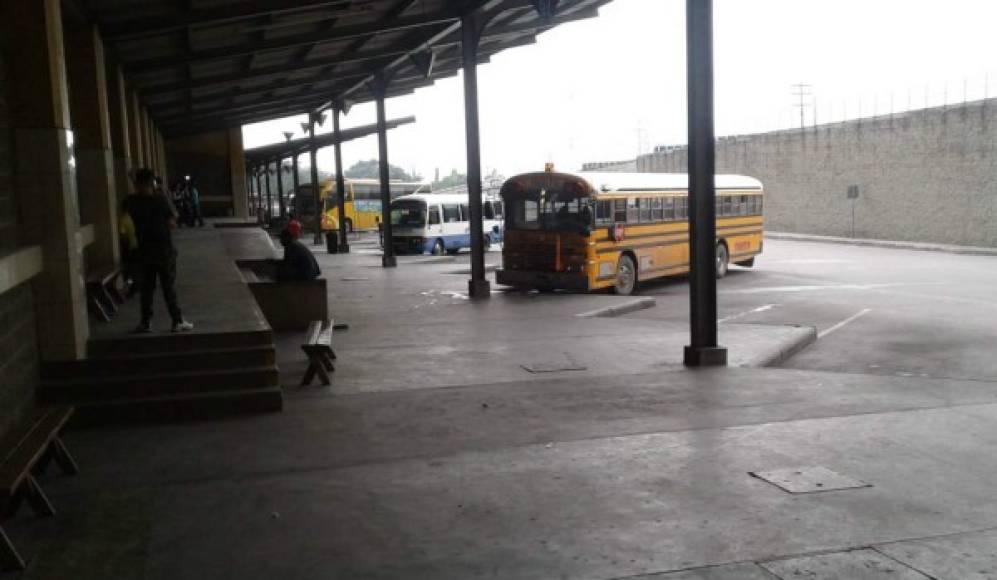 Pocas unidades se encontraban en la mañana en la terminal de buses de San Pedro Sula.