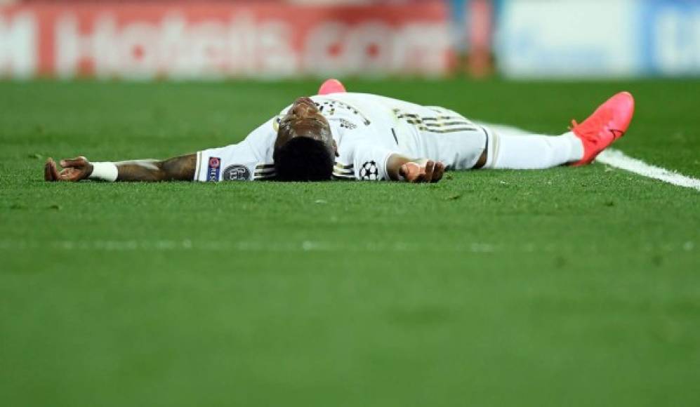 Vinicius se lamenta tras perder una clara oportunidad de gol frente a la portería del Manchester City.