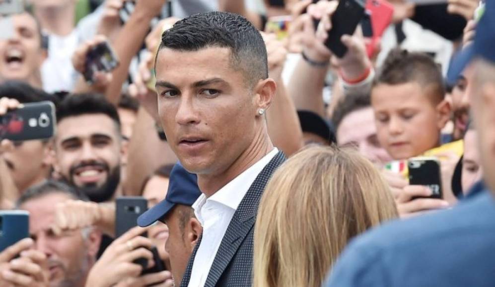 Centenares de hinchas entusiastas aclamaban ya este lunes a Cristiano Ronaldo a su llegada para el reconocimiento médico en Turín, en un día en el que la superestrella portuguesa firma su contrato con la Juventus antes de ser presentado.