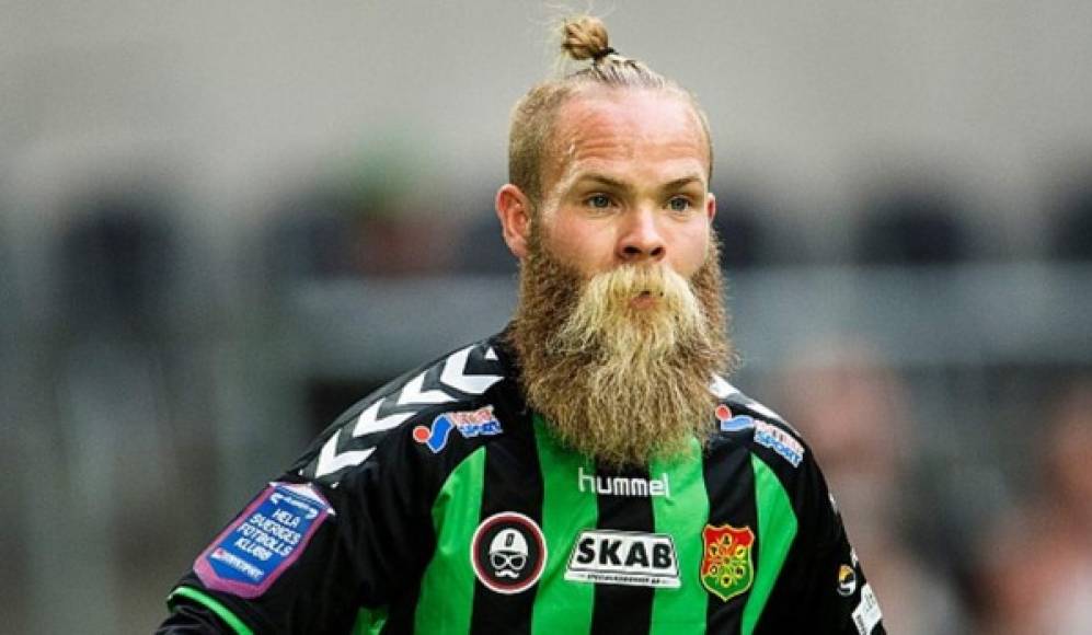 Asgeir Börkur. Este defensa islandés es más conocido por atascar la ducha con los pelos de su barba que por sus cualidades como futbolista.
