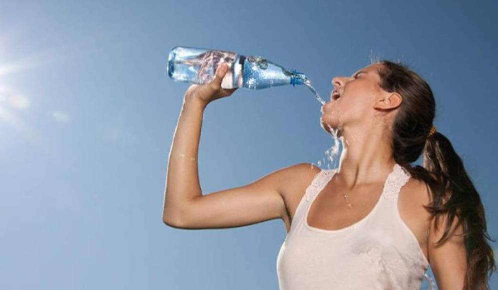 Boca seca, mucha sed: Un exceso de glucosa puede causar deshidratación y requerir de mayor ingesta de líquidos.