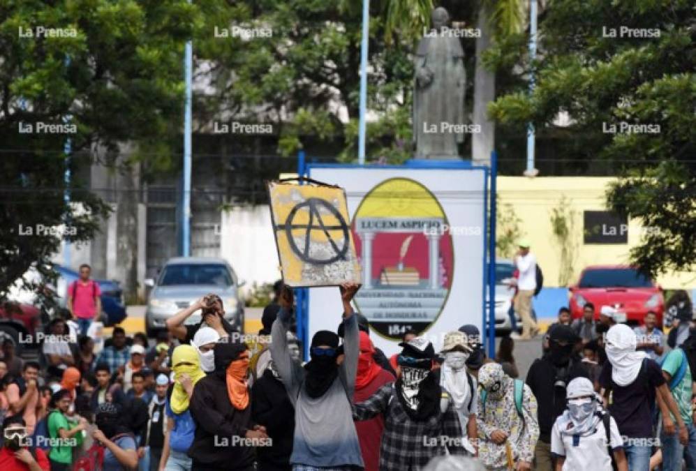 Los policías utilizaron gas lacrimógeno para desalojar a los jóvenes que mantenían obstaculizado el paso.