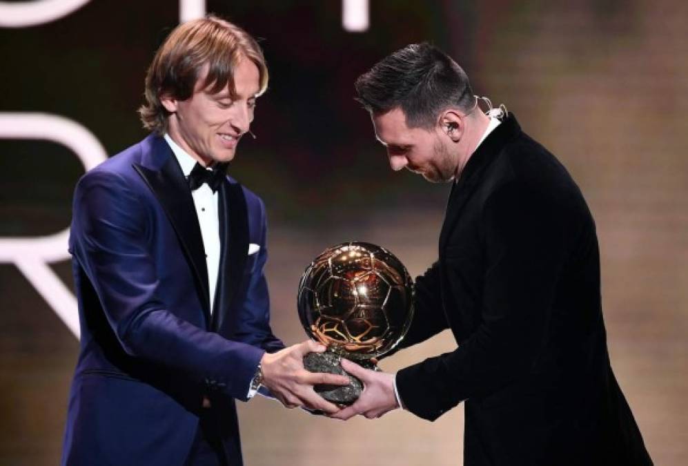'¡Enhorabuena! Te lo mereces', con esa felicitación le entregó Modric el trofeo a Messi. Tremendo detalle del jugador del Real Madrid con el barcelonista.