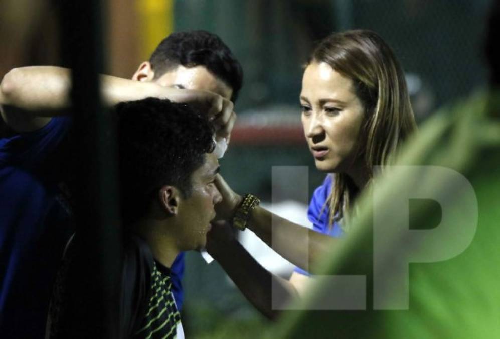 Una de las apariciones más recientes de Elisa Vásquez fue en el estadio Humberto Micheletti, donde Real de Minas perdió contra Honduras Progreso. Ahí, ella atendió a un jugador de los mineros que sufrió un golpe. Foto Neptalí Romero