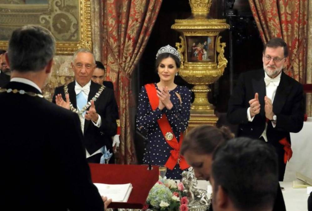 Recordemos el origen del escándalo: La reina Letizia no dejó que la doña Sofía se tomará una foto con sus nietas.