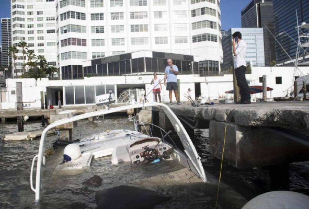 En la marina de Miami, varios botes sufrieron severos daños debido a los fuertes vientos del ciclón.