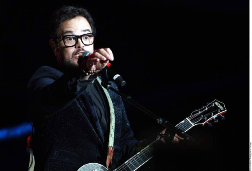 Alex Syntek<br/>El cantante mexicano ha sido uno de los artistas que más se han pronunciado en contra del reguetón en entrevistas y en sus redes sociales.<br/>Recientemente publicó: “Son las 10 de la mañana, desayunando en el aeropuerto, ¿esa es la música? Dejen la música pornográfica para los antros de noche y no durante el día en lugares públicos. Mis hijos te lo van a agradecer”, concluyó.<br/><br/>En una entrevista local dijo: 'el reguetón ya me tiene hasta la madre. El mismo ritmo, la misma letra, la misma misoginia y vulgaridades'.