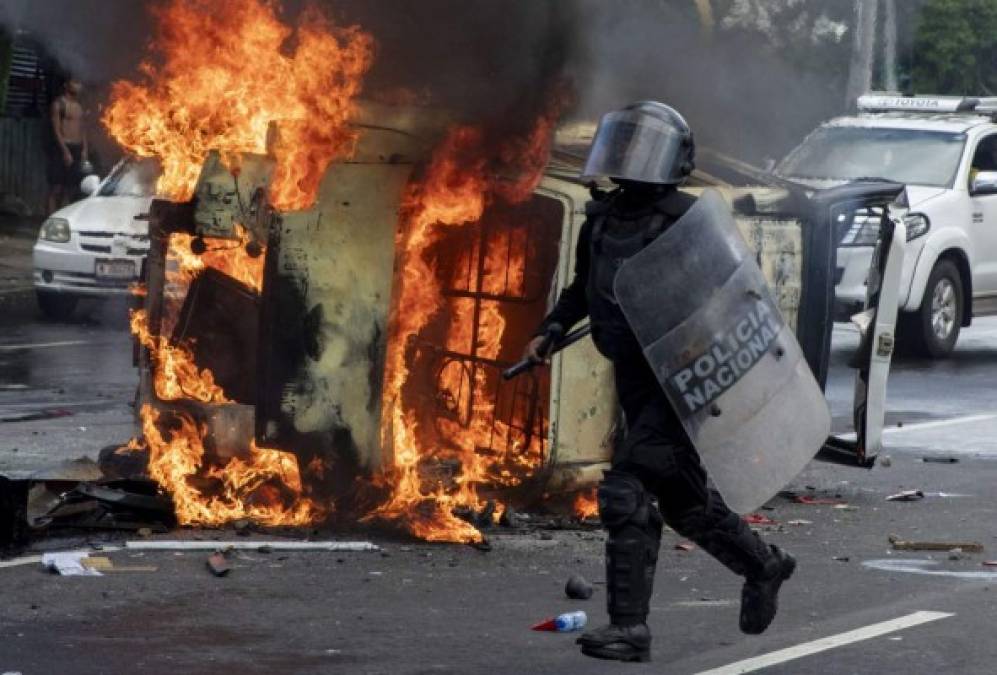 El ataque de grupos paramilitares a una marcha de la oposición en Nicaragua, desató un nuevo episodio de violencia en la capital de ese país, que saldó con dos heridos de bala, informaron medios locales.