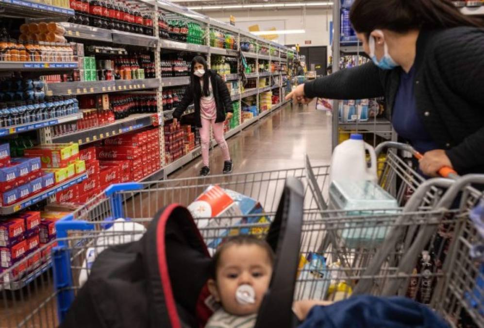 La menor también se mostró emocionada de acompañar a su tía a comprar en el supermercado tras permanecer varias semanas encerrada en un albergue con cientos de niños centroamericanos.<br/><br/>