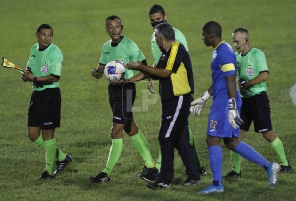 Ramiro Martínez le reclamó a los árbitros del partido al medio tiempo por un penal que no pitaron a favor del Real España por una mano clara en el área del Honduras Progreso.