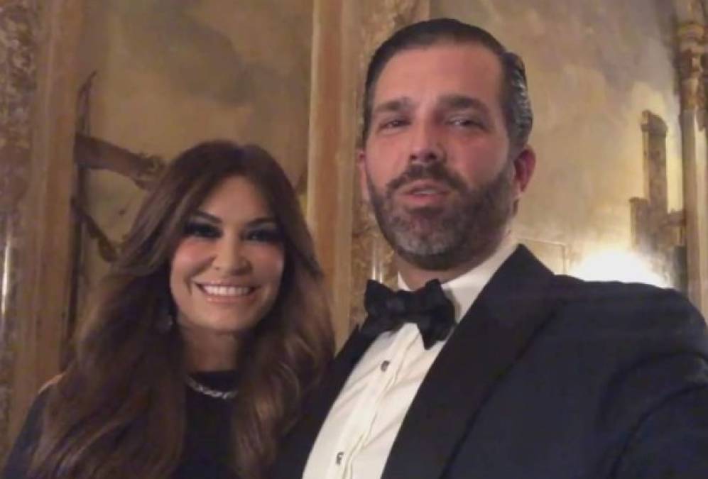 Trump Jr., y su novia Kimberly Guilfoyle, se convirtieron en los anfitriones de la noche luego de que el presidente y su esposa, Melania, regresaran inesperadamente a la Casa Blanca antes del Año Nuevo.