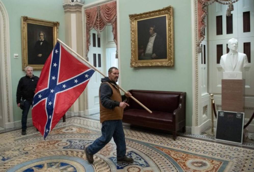 Los manifestantes se pasearon por el Capitolio con banderas de la Confederación, y muchos de ellos ingresaron al edificio armados.