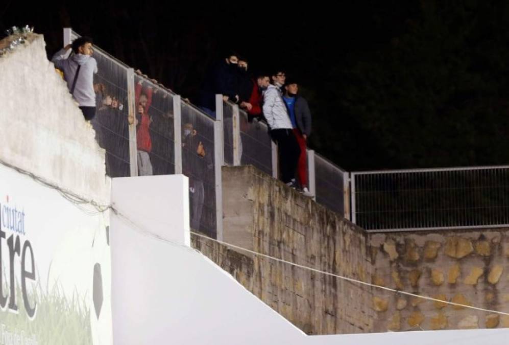 Algunos alcoyanos ven el partido desde lo alto de un muro. Se las ingeniaron para ver la gesta de su equipo.