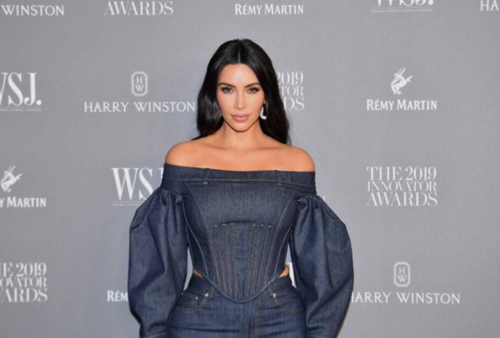 Las razones del fin del matrimonio West-Kardashian podría deberse a trastornos bipolares del rapero. En julio, tras el anuncio de su candidatura para las presidenciales de Estados Unidos, en las que obtuvo 60,000 votos, hizo declaraciones incoherentes y publicó mensajes enigmáticos en Twitter, en los que sugirió que su esposa lo quería hacer internar en un hospital psiquiátrico.