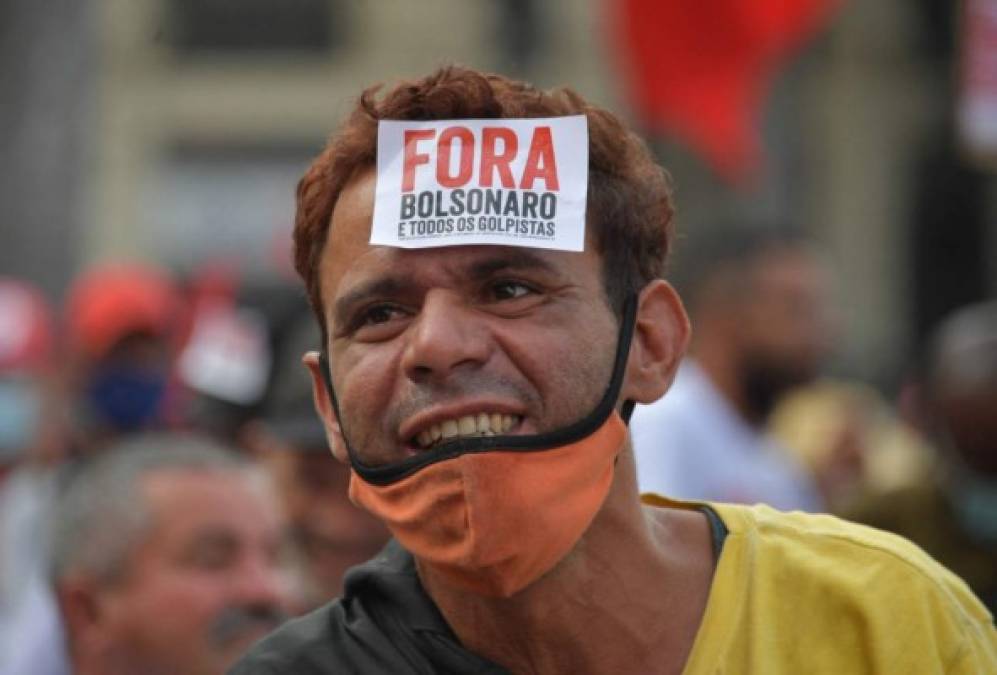 BRASIL: La pandemia en Brasil, con más de 14,6 millones de casos confirmados y 403.000 muertes, no impidió que miles de manifestantes saliesen a las calles para respaldar o protestar contra el Gobierno. La mayoría de movilizaciones, realizadas con concentraciones y caravanas de automóviles, fueron a favor del presidente, Jair Bolsonaro, uno de los líderes más escépticos frente a la gravedad de la pandemia.