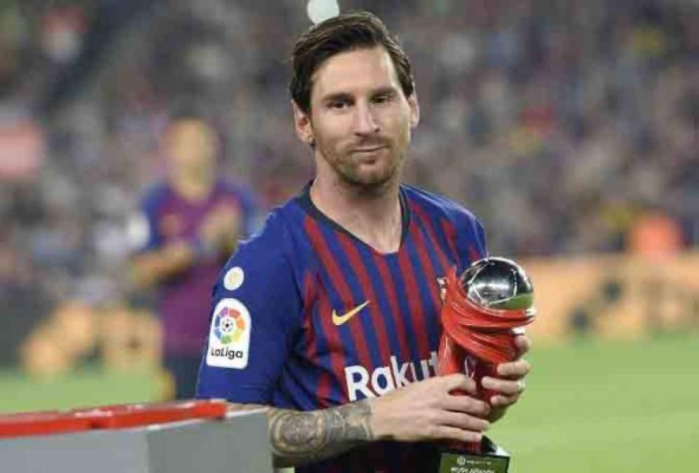 Antes el pitazo inicial, Lionel Messi recibió el premio al mejor jugador del mes de noviembre de la Liga de España.