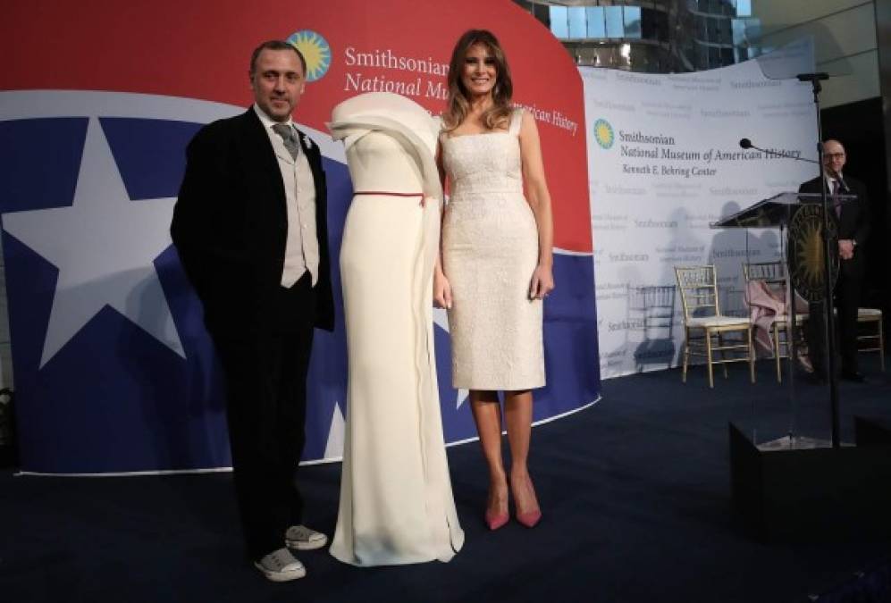 La primera dama Melania Trump donó al museo Smithsonian el vestido que usó durante el baile presidencial.