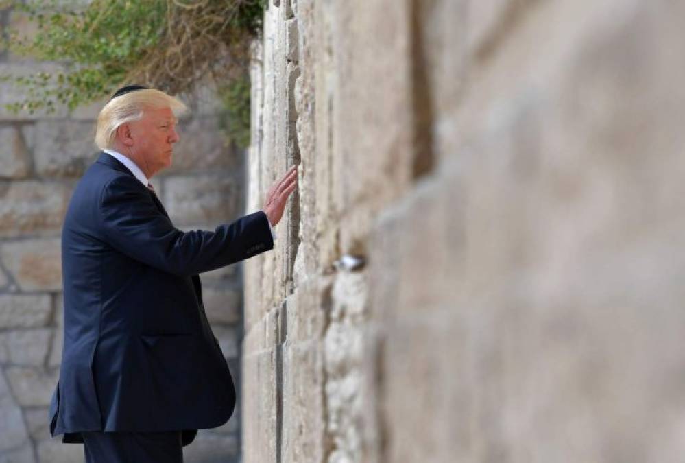 Trump se convirtió en el primer presidente estadounidense en ejercicio que acude a este lugar sagrado del judaísmo. Posó su mano en el Muro y, siguiendo la tradición, colocó un trozo de papel entre las piedras. Los fieles suelen escribir oraciones o votos en los mensajes que dejan en ese lugar.