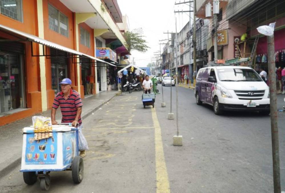 Los establecimientos que ocupan locales en edificios se ven muy afectados. En algunos casos han tenido que recurrir a 'reservar' los espacios públicos para no verse invadidos por los puestos de venta callejera.