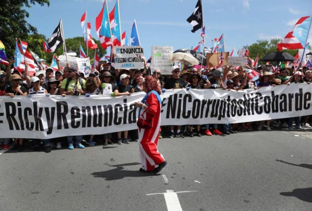 Plaza Las Américas, el centro comercial más grande del Caribe, no abrió hoy sus puertas debido a esta manifestación que discurre en las inmediaciones de sus instalaciones para pedir la dimisión del gobernador de Puerto Rico.