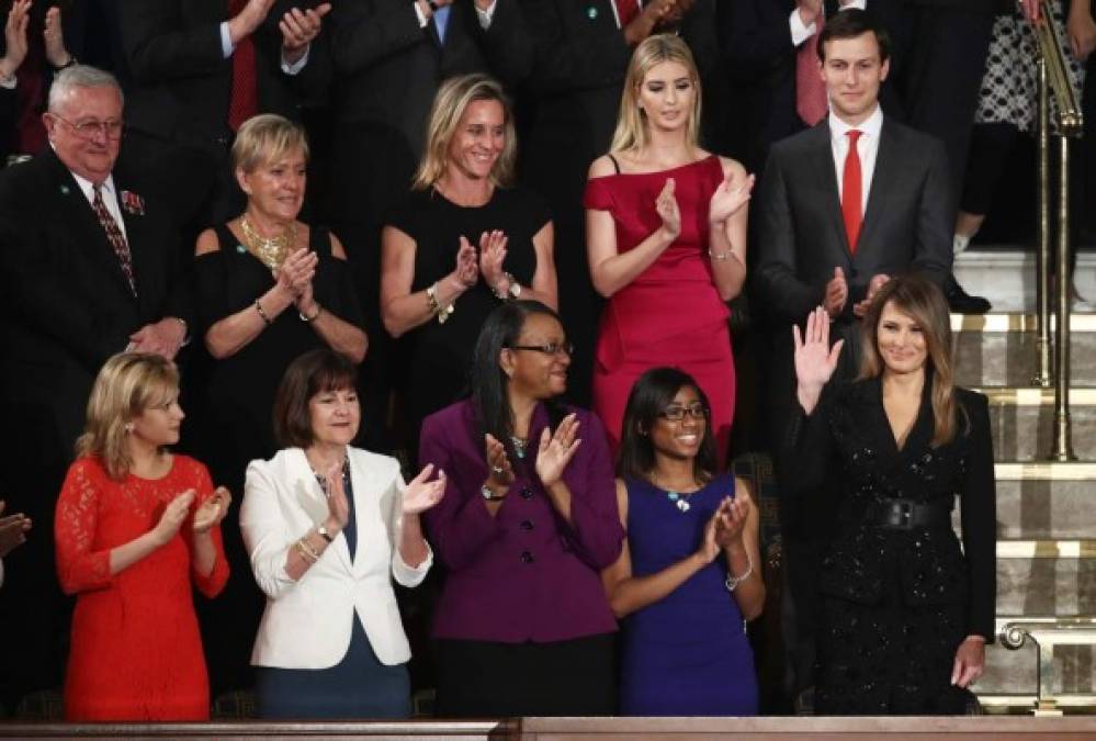 En el congreso fue acompañada por su hijastra, Ivanka Trump y su esposo Jared Kushner. Además, como manda la tradición, la primera dama invitó a un grupo de mujeres al evento. En este caso, cuatro viudas de víctimas que murieron a manos de inmigrantes indocumentados en EUA.