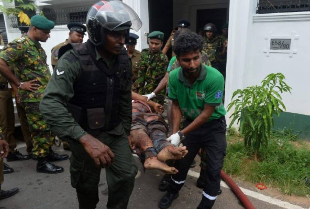 En Negombo, al norte de la capital, 67 personas perdieron la vida en una iglesia y otras 25, en una iglesia de Batticaloa, en el este de la isla.<br/>