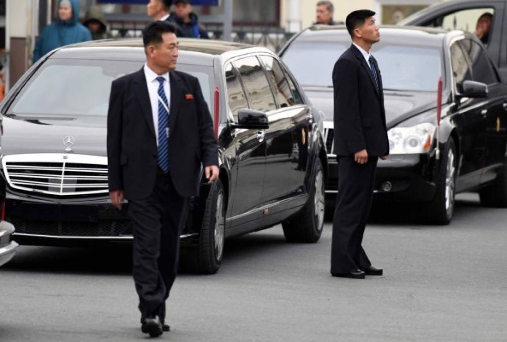 Los guardaespaldas del líder norcoreano acapararon la atención de la prensa rusa al aparecer corriendo al lado de la limusina en la que se trasladaba Kim hacia el hotel donde se celebrará la cumbre este jueves.