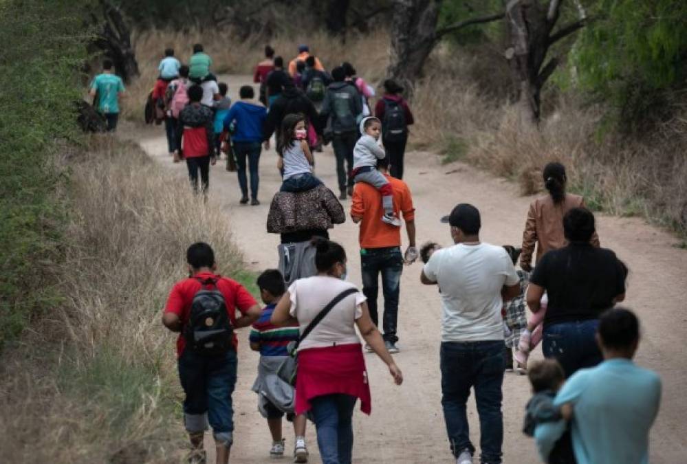 El martes, el reconocido fotógrafo estadounidense, John Moore, divulgó varias imágenes que muestran a cientos de inmigrantes, la mayoría hondureños, cruzar ilegalmente la frontera de EEUU.
