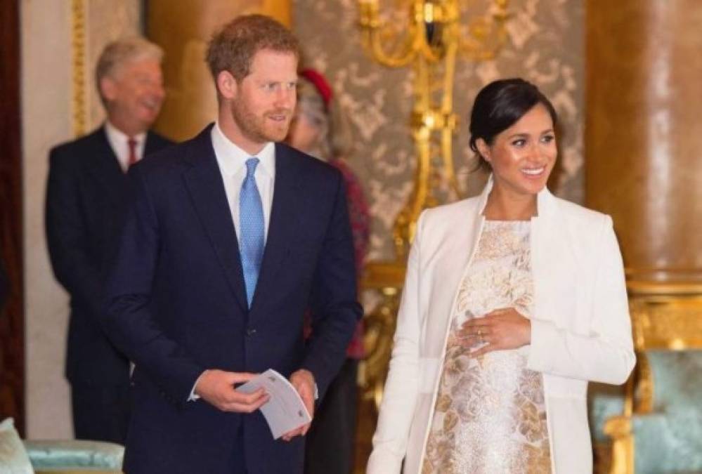 El bebé debe tener al menos tres nombres<br/><br/>'El bebé de Harry y Meghan podría tener hasta cuatro nombres. Tres nombres son típicos de los que están en la fila para el trono, de modo que tienen otro nombre para elegir si se convirtieran en Rey o Reina', explicó Grant Harrold, experto real y director de la Royal School of Etiquette.<br/><br/>Por ejemplo, la hija de Kate Middleton se llama Princesa Charlotte Elizabeth Diana de Cambridge.<br/><br/>'Todo el mundo piensa que cuando el príncipe Carlos se convierta en rey, automáticamente será el rey Carlos. Pero puede que este no sea el caso. En cambio, podría elegir convertirse en el rey Jorge VIII, ya que George está a su nombre. Esto sucedió con el rey Jorge VI, cuyo título anterior era el príncipe Alberto ', añade Harrold.<br/><br/>