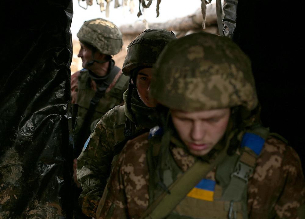 Los militares ucranianos se ven en una posición en la línea del frente con los separatistas respaldados por Rusia cerca del asentamiento de Troitske en la región de Lugansk el 22 de febrero de 2022