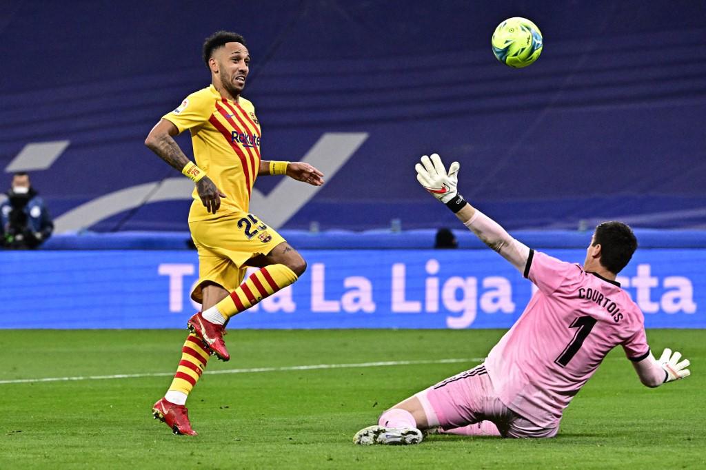 Pierre-Emerick Aubameyang le pasó por encima el balón a Courtois en el cuarto y último gol a favor del Barcelona. Foto AFP.