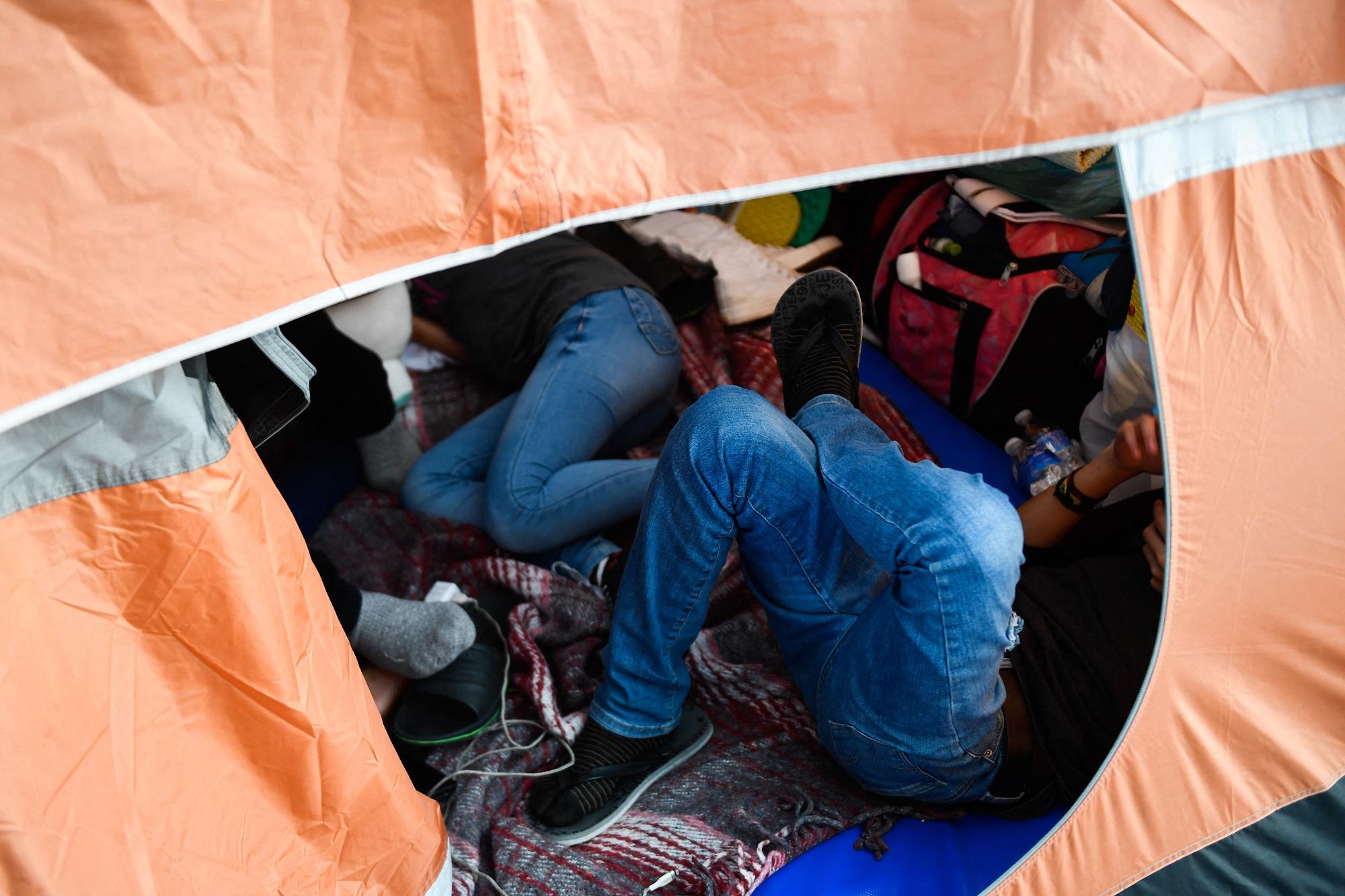 Migrantes hondureños han dormido en carpas por varios meses a la espera de poder solicitar asilo en la frontera sur de EEUU.