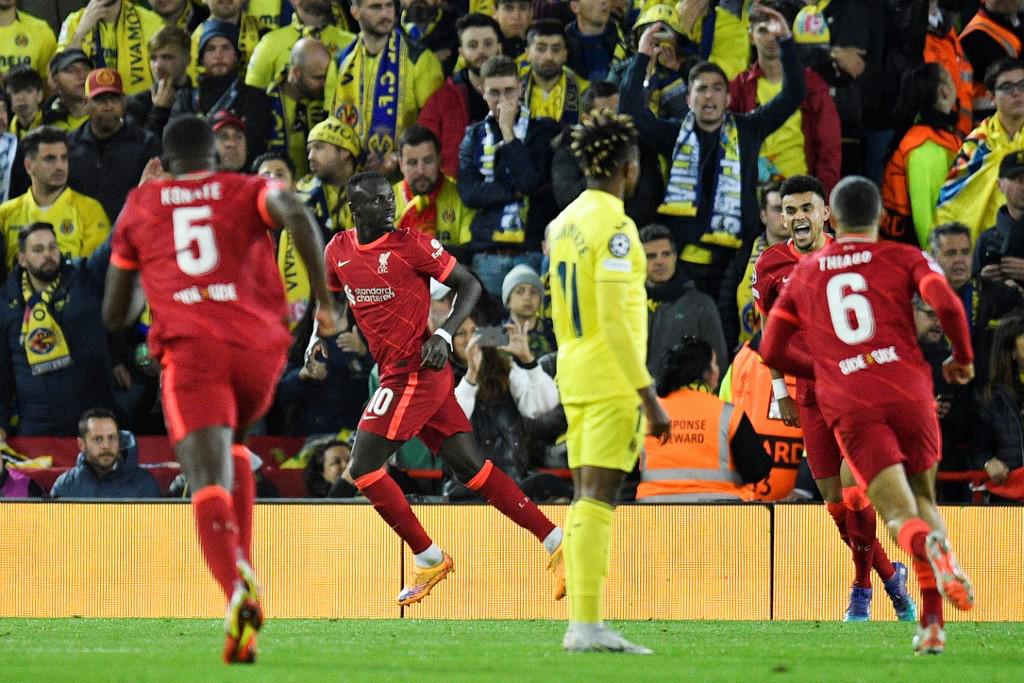 Sadio Mané festejando su gol ante el lamento al fondo de la afición del Villarreal.