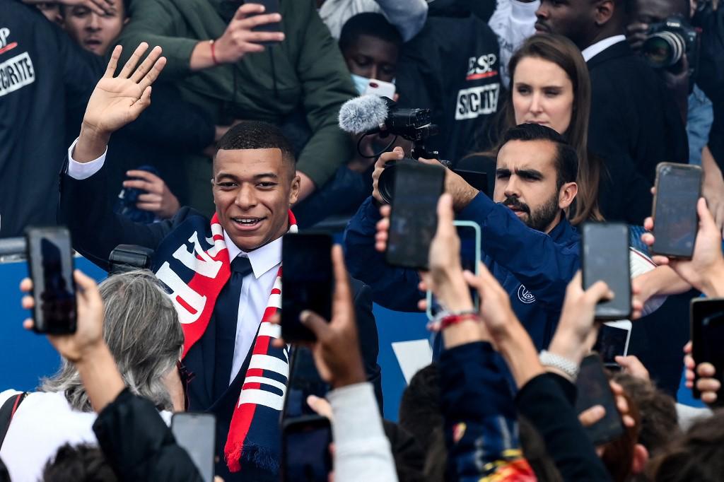 Mbappé fue aclamado por la afición del París Saint Germain tras firmar su contrato hasta el 2025.