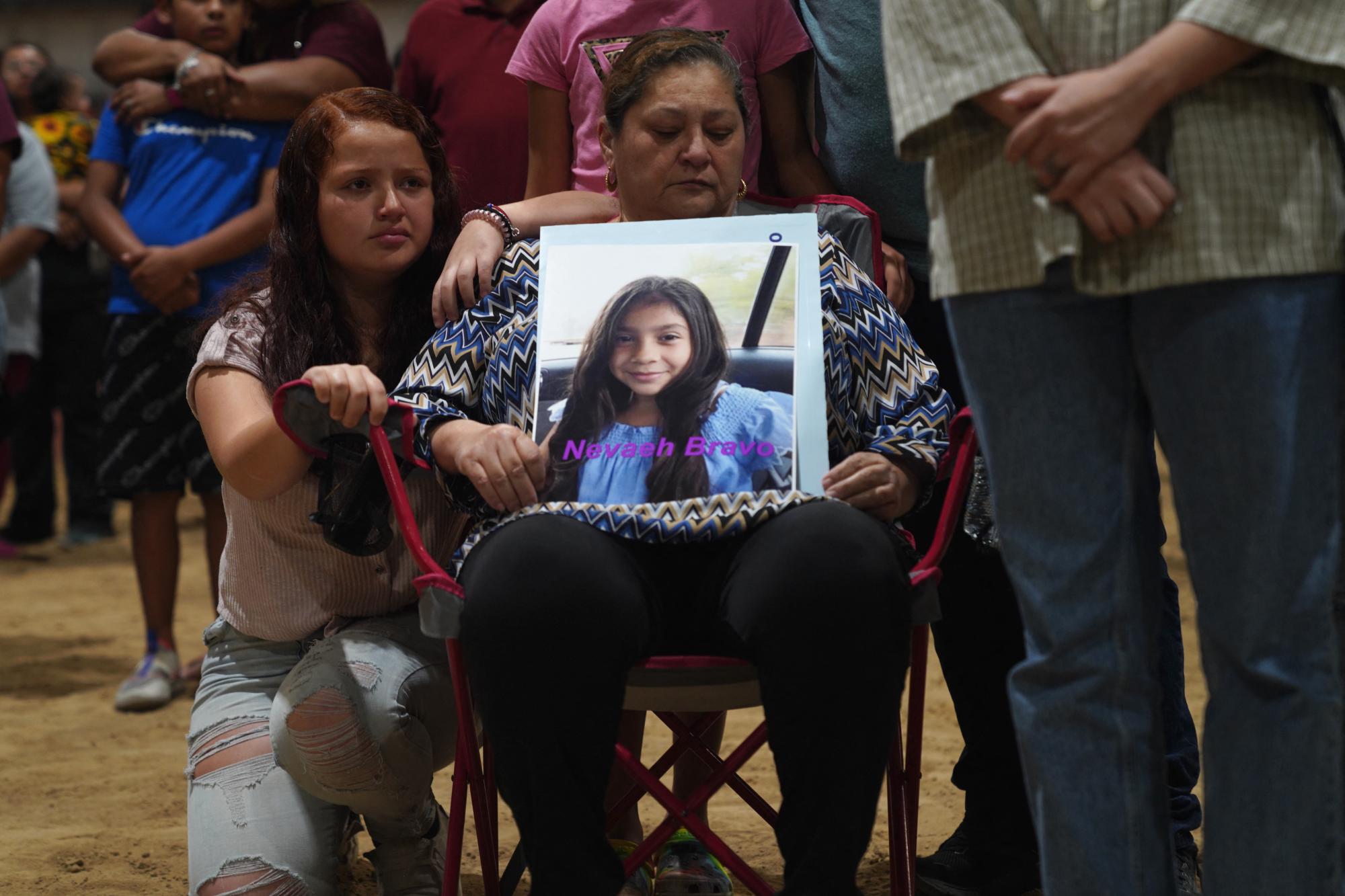 Esmeralda Bravo sostiene una foto de su nieta, Navaeh Bravo, una de las víctimas de la masacre en la escuela de Uvalde.