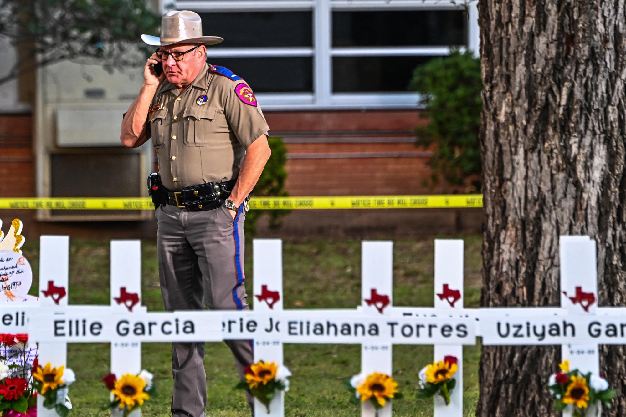 Los nombres de los niños fallecidos fueron inscritos en cruces puestas en las afueras de la escuela.