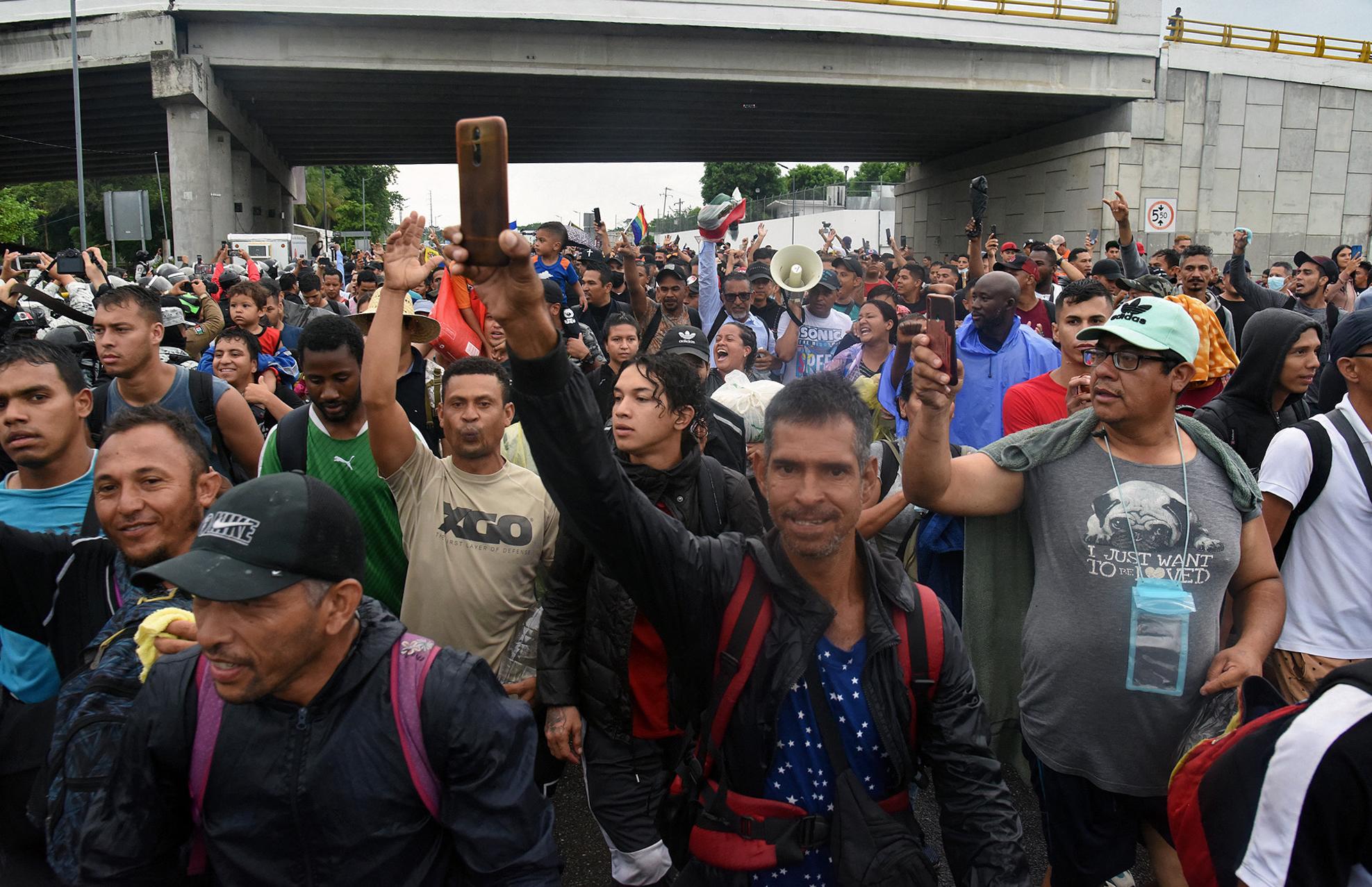 Los migrantes que partieron en caravana este lunes llevaban varios meses varados en Chiapas.