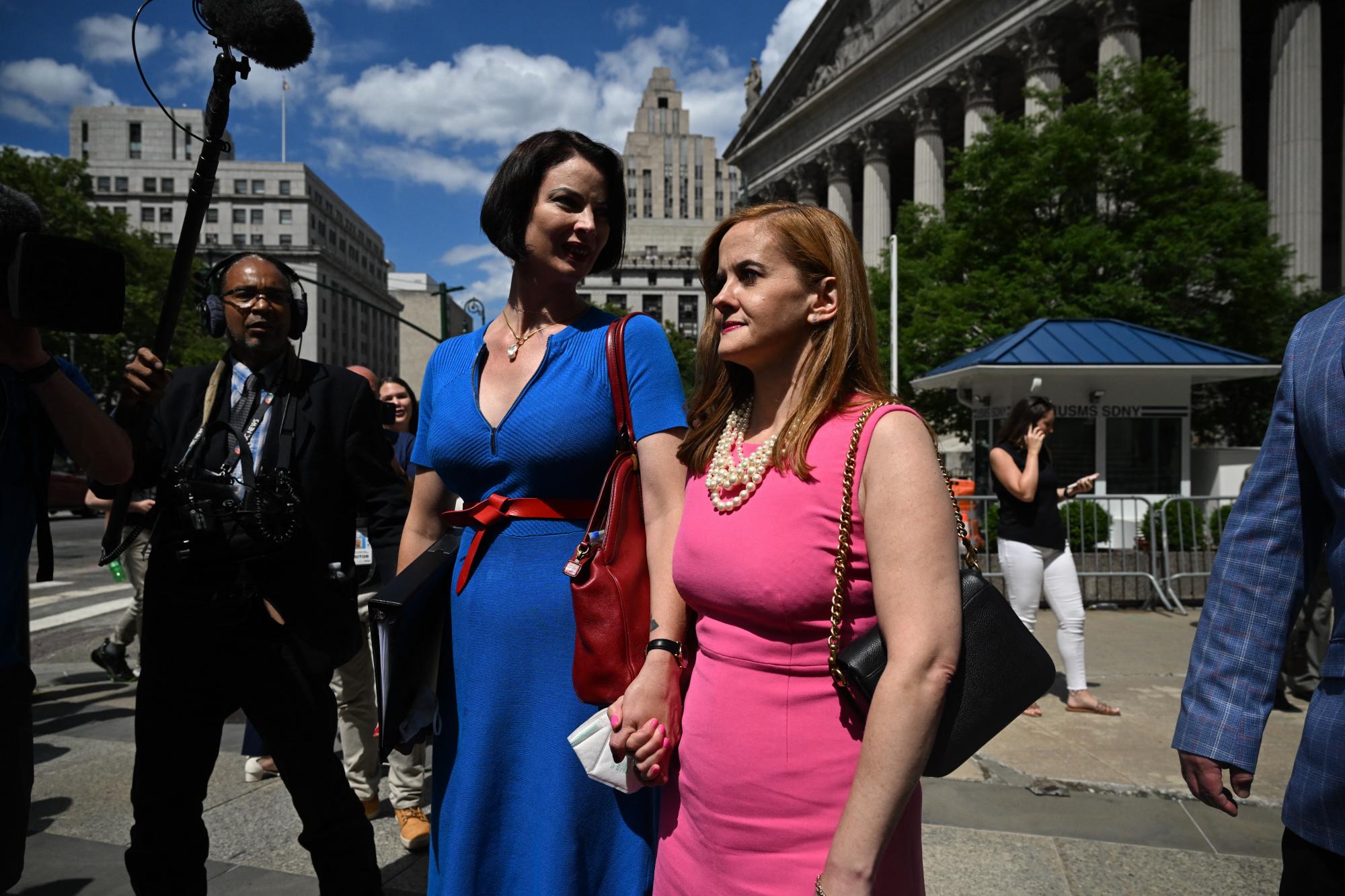 Sarah Ransome y Elizabeth Stein, dos de las supuestas víctimas de Maxwell y Epstein celebran el veredicto en las afueras de la corte.