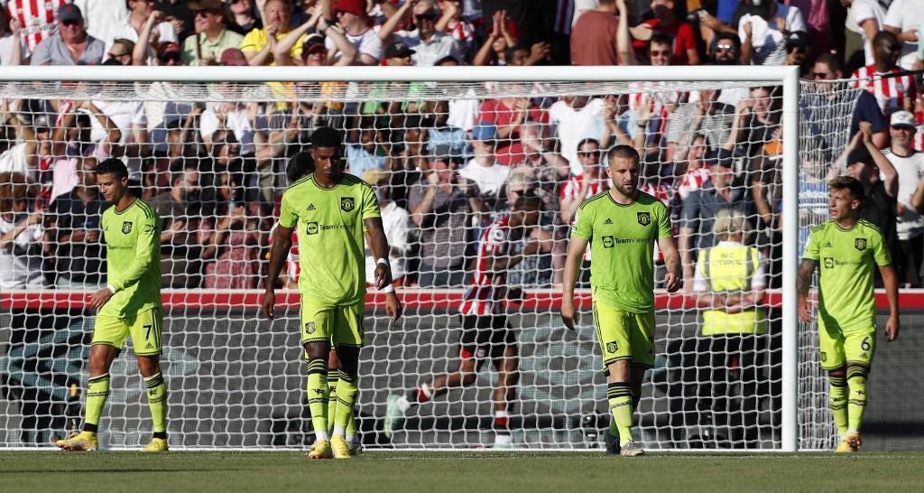 Los jugadores del Manchester United lucieron cabizbajos tras la derrota.